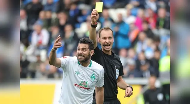 En escena el juez le saca la cartulina amarilla a Claudio Pizarro. FOTO: EFE En escena el juez le saca la cartulina amarilla a Claudio Pizarro. FOTO: EFE