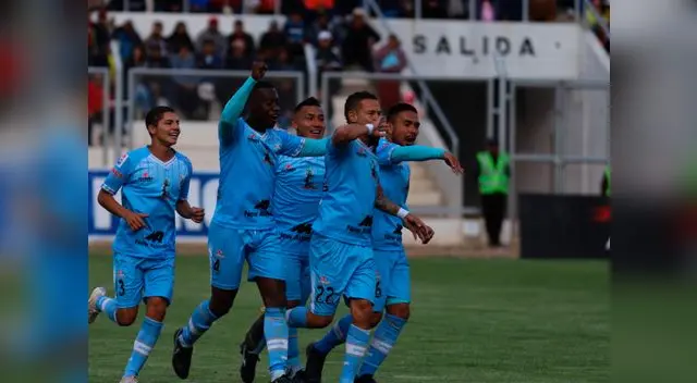 Esta escena de festejo del Binacional se repitió tres veces en el Guillermo Briceño Rosamedina. FOTO: LIBERO