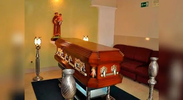 Hombre falleció tras atragantarse con trozo de pollo que comió en velorio de su amigo 