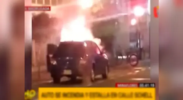 Auto se incendia en plena calle de Miraflores 