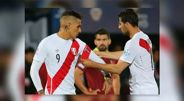 Paolo Guerrero recibe la cinta de capitán que le pertenecía a Claudio Pizarro Paolo Guerrero recibe la cinta de capitán que le pertenecía a Claudio Pizarro