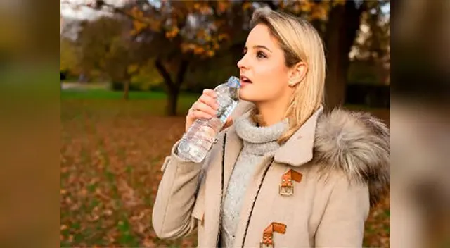 Beber agua es el mejor hábito para evitar retenciones de líquidos e hinchazones de tobillos