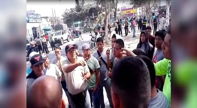 Turba llegó al depósito de la Municipalidad de Los Olivos a recuperar sus mototaxis Turba llegó al depósito de la Municipalidad de Los Olivos a recuperar sus mototaxis