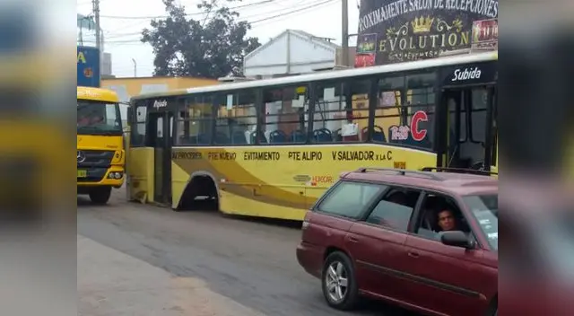 Bus terminó sin llantas posteriores 