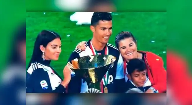 Cristiano Ronaldo le da fuerte golpe a su hijo en la celebración de Juventus Cristiano Ronaldo le da fuerte golpe a su hijo en la celebración de Juventus