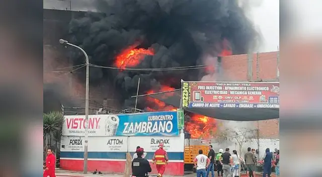 Taller que viene siendo consumido por las llamas se encuentra al frente de un grifo y ciudadanos corren peligro Taller que viene siendo consumido por las llamas se encuentra al frente de un grifo y ciudadanos corren peligro