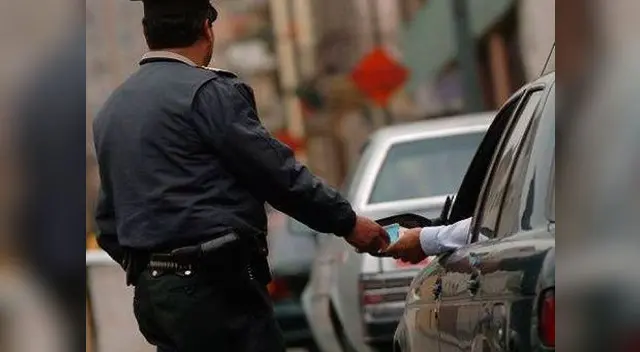 El Poder Judicial condenó a 5 años de prisión efectiva al suboficial de la PNP, Ricardo Martín Retamozo Acuña por solicitar coima a un chofer El Poder Judicial condenó a 5 años de prisión efectiva al suboficial de la PNP, Ricardo Martín Retamozo Acuña por solicitar coima a un chofer