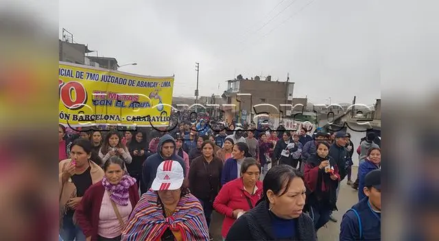 Vecinos de Carabayllo y PNP se enfrentan Vecinos de Carabayllo y PNP se enfrentan
