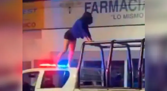 Video viral en Twitter muestra cómo la mujer producto de excesivo alcohol baila sensualmente ante la mirada de policías y transeúntes