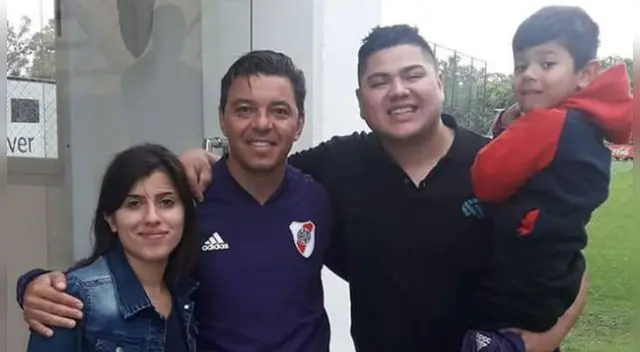 Marcelo Gallardo junto al barrendero que le rescató sus apuntes