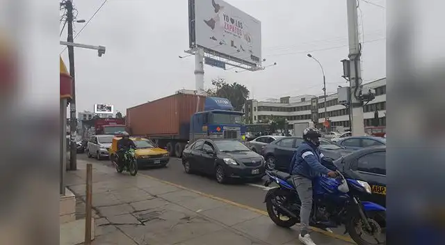 Gran congestión vehicular en la avenida La Marina Gran congestión vehicular en la avenida La Marina