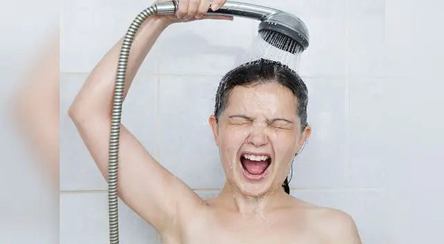 Si te bañas con agua caliente favorecerás la caída del cabello y aumentarás las posibilidades de tener caspa Si te bañas con agua caliente favorecerás la caída del cabello y aumentarás las posibilidades de tener caspa