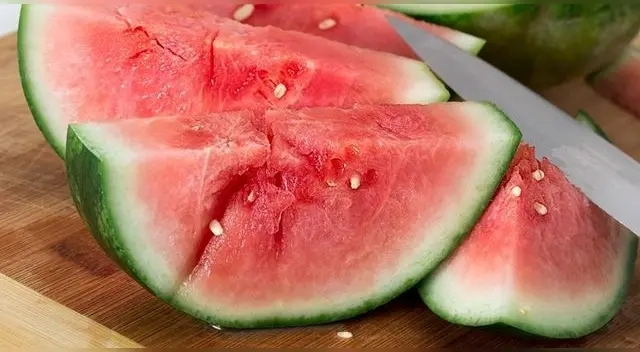 Reducir los kilitos en exceso también se debe seguir una alimentación equilibrada baja en azúcares, dulces, grasas, frituras