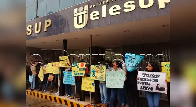 Estudiantes hacen plantón tras cierre de universidad Telesup Estudiantes hacen plantón tras cierre de universidad Telesup