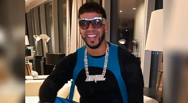 Karol G: Anuel AA recibe fuertes críticas porque su hijo usa dientes de oro [FOTO]