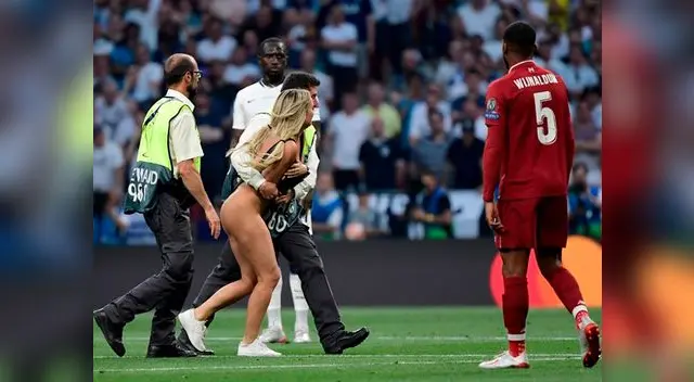 ¡Insólito! Partido fue paralizado tras invasión de la mujer