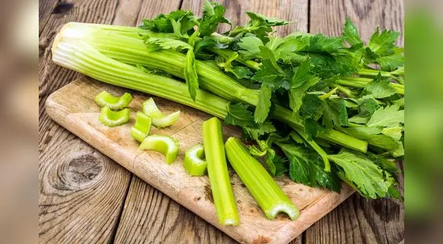 Podemos hacer una deliciosa sopa de apio y cebollas Podemos hacer una deliciosa sopa de apio y cebollas