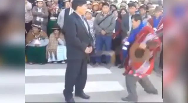 Pobladores de Puno azotaron a alcalde en audiencia pública Pobladores de Puno azotaron a alcalde en audiencia pública