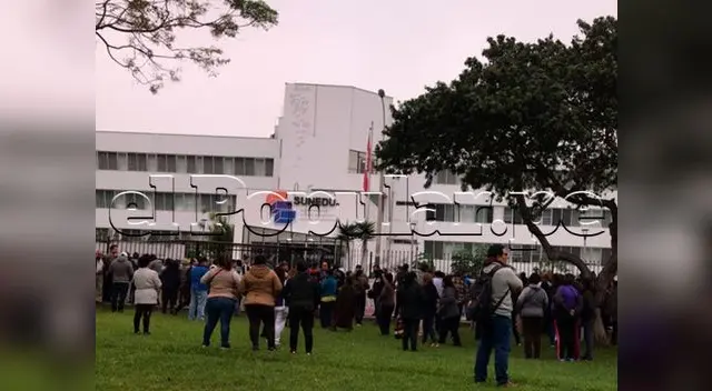 Realizan un nuevo plantón frente a Sunedu 