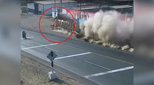 Graban preciso instante de impacto de tráiler con taxi  