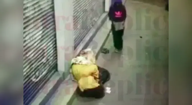 El sujeto se acercó silenciosamente mientras su víctima estaba en el suelo