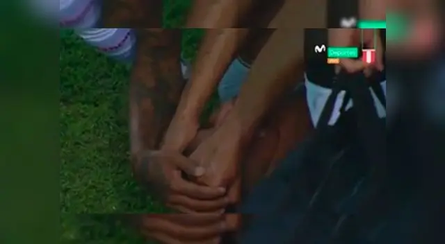 Paolo Hurtado sufre lesión y sus compañeros lo cargan para ayudarlo a salir del campo