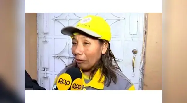 Trabajadora de limpieza es un ejemplo para su hija universitaria Trabajadora de limpieza es un ejemplo para su hija universitaria