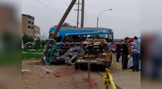 Vehículo de transporte público chocó contra otro carro y poste en el paradero