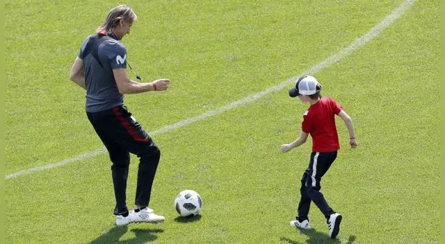 Dominio de balón de Gareca con su nieto