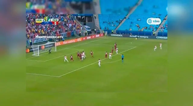 Paolo Guerrero efectuó potente tiro libre y Fariñez lo desvió Paolo Guerrero efectuó potente tiro libre y Fariñez lo desvió