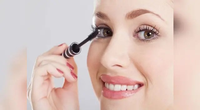 Cuando aplicas más de dos o tres capas corres el riesgo de terminar con pestañas tirantes y poco naturales Cuando aplicas más de dos o tres capas corres el riesgo de terminar con pestañas tirantes y poco naturales