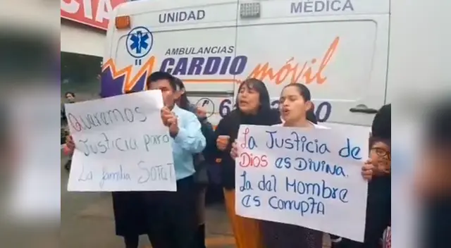 Las personas exigieron justicia en el exterior de la clínica donde están ambos jóvenes Las personas exigieron justicia en el exterior de la clínica donde están ambos jóvenes