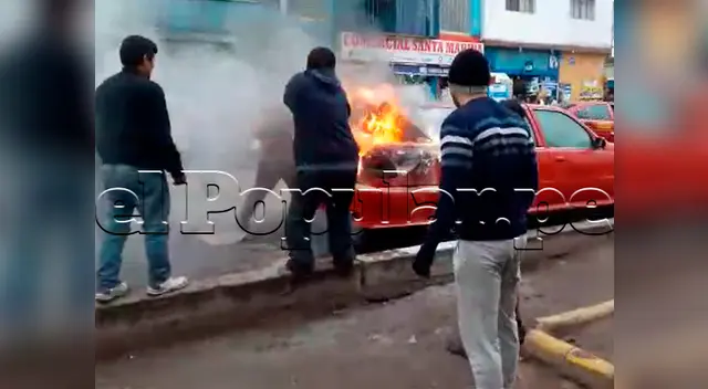 El auto fue rodeado por las personas que intentaron apagar las llamas El auto fue rodeado por las personas que intentaron apagar las llamas
