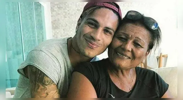 Paolo le da cariño a su madre Paolo le da cariño a su madre