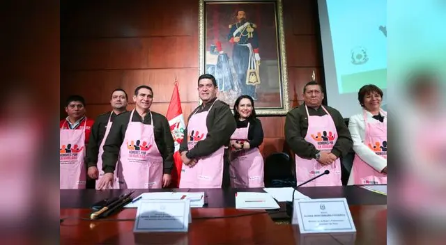 MIMP causa polémica por vestir a militares con mandiles rosados