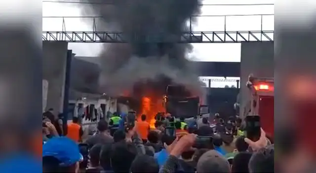 Incendio en cochera de Ate Incendio en cochera de Ate