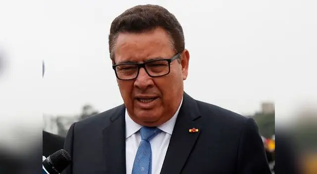 Ministro de defensa respaldó a General que usó mandil rosado Ministro de defensa respaldó a General que usó mandil rosado