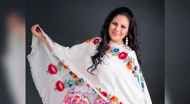 Cantante Dina Páucar apagó 50 velitas Cantante Dina Páucar apagó 50 velitas