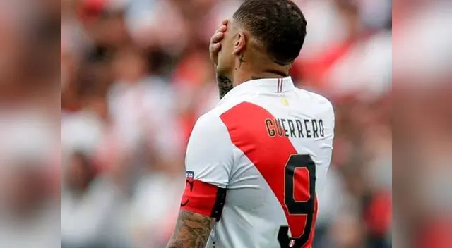  Paolo Guerrero no estuvo conforme con el rendimiento de sus compañeros y lo evidenció hasta que fue sustituido