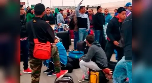 Venezolanos protestaron en frontera chileno-peruana Venezolanos protestaron en frontera chileno-peruana