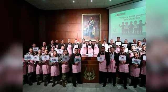 MIMP causa polémica por vestir a militares con mandiles rosados