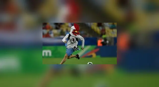 aficionado vestido de gallo se metió a la cancha durante cotejo Uruguay - Chile aficionado vestido de gallo se metió a la cancha durante cotejo Uruguay - Chile