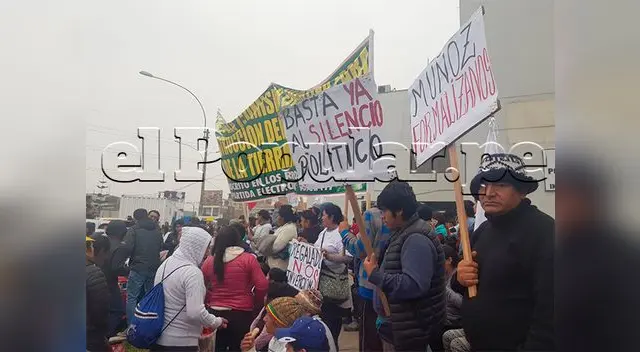 Ambulantes de La Victoria marchan hasta el municipio de Santa Anita Ambulantes de La Victoria marchan hasta el municipio de Santa Anita