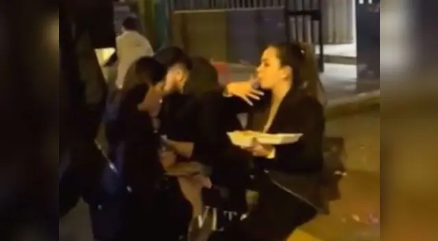 Melissa Klug no tuvo ningún problema en sentarse en la calle para comer un rico arroz con pollo Melissa Klug no tuvo ningún problema en sentarse en la calle para comer un rico arroz con pollo