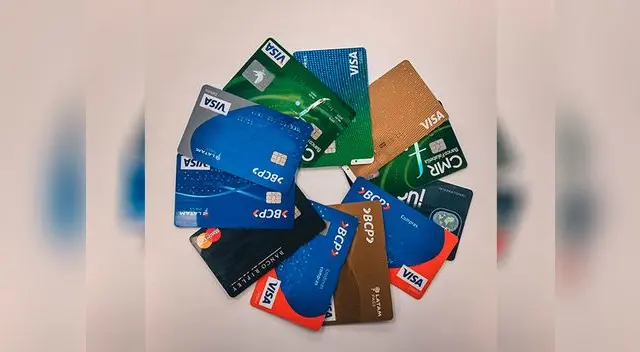 Llama a la banca telefónica de tu entidad financiera para realizar el bloqueo del plástico