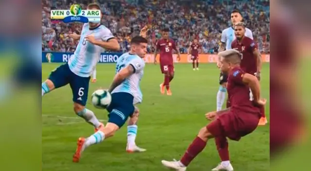 Árbitro colombiano no quiso ir al VAR y solo cobró tiro de esquina Árbitro colombiano no quiso ir al VAR y solo cobró tiro de esquina