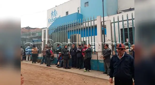 Pacientes de la tercera edad deben amanecerse en los exteriores de hospital Pacientes de la tercera edad deben amanecerse en los exteriores de hospital