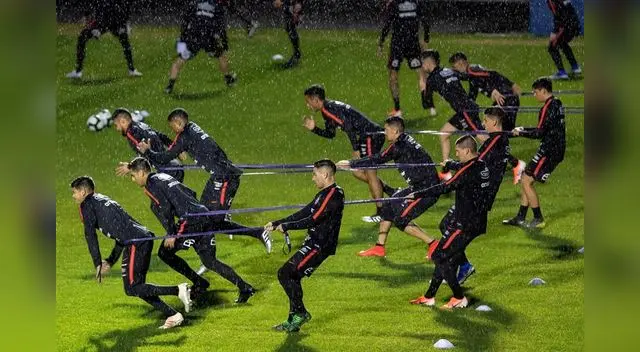 Chile entrenó ante una torrencial lluvia Chile entrenó ante una torrencial lluvia