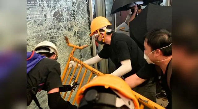 Manifestantes rompen lunas y puertas en China