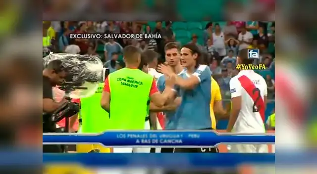 Edinson Cavani saluda a los jugadores peruanos